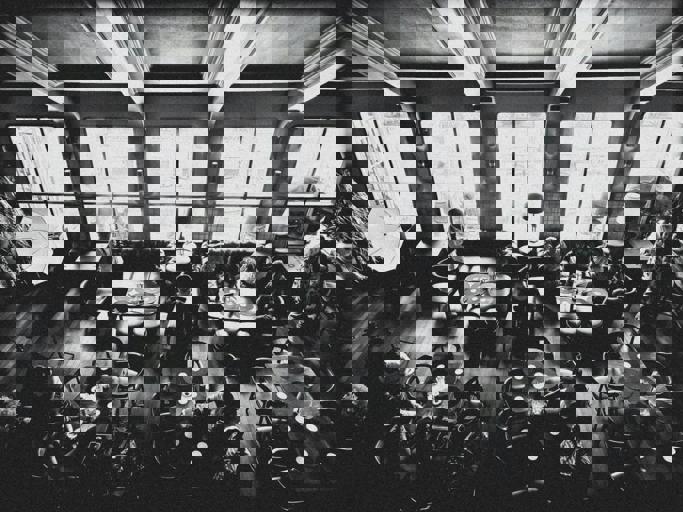 Tech-Free Cafés Surge as Residents Seek Digital Detox Retreats